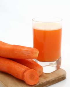 juicing for breakfast with carrot